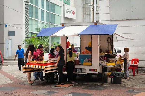 Vendedor móvil vende comida rápida en una calle — Foto de Stock