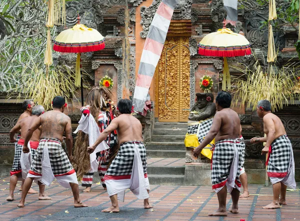 Bali geleneksel klasik barong tiyatro gösterisi — Stok fotoğraf