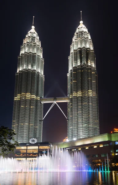 Torres Petronas e Suria KLCC em Kuala Lumpur — Fotografia de Stock