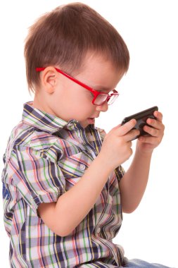 zeki çocuk akıllı cep telefonu ile oynuyor