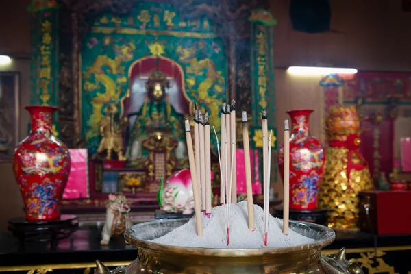 Kadidlo tyčinky v čínském chrámu. — Stock fotografie