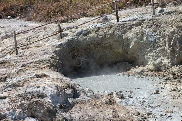 Geyser vulcanico fangoso — Foto Stock