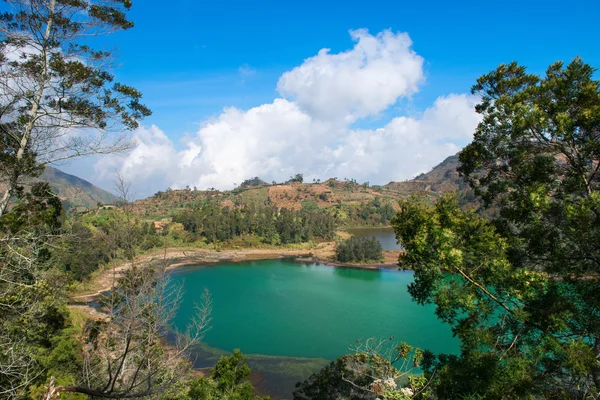 Вулканическое красочное озеро — стоковое фото