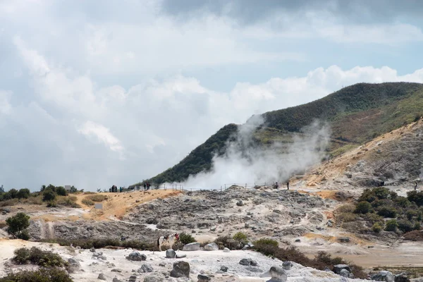 Cratère volcanique fumeur — Photo