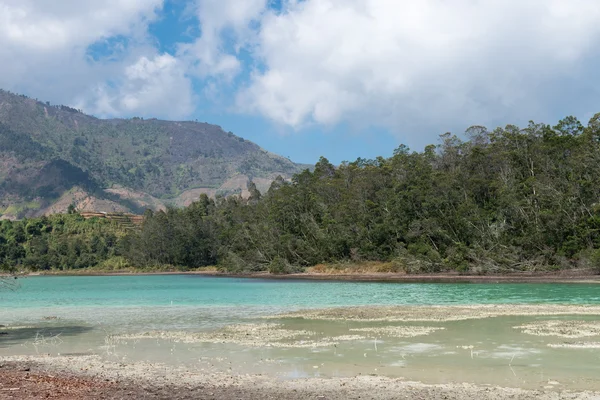 Danau berwarna-warni vulkanik — Stok Foto