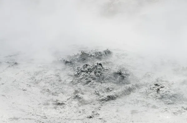 泥の火山間欠泉 — ストック写真