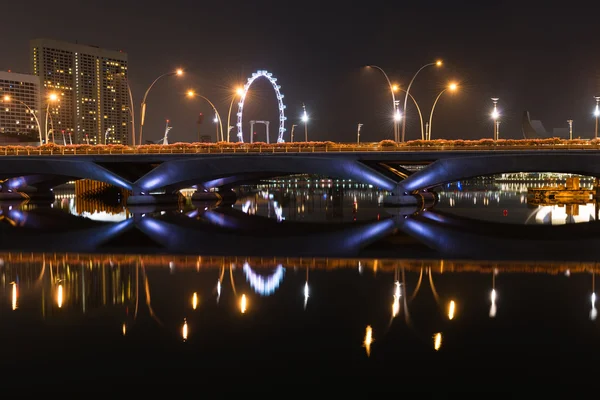 Esplanade bridge, teater och singapore flyer på natten — Stockfoto