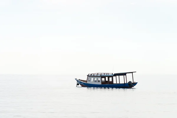 小船在平静的海面 — 图库照片