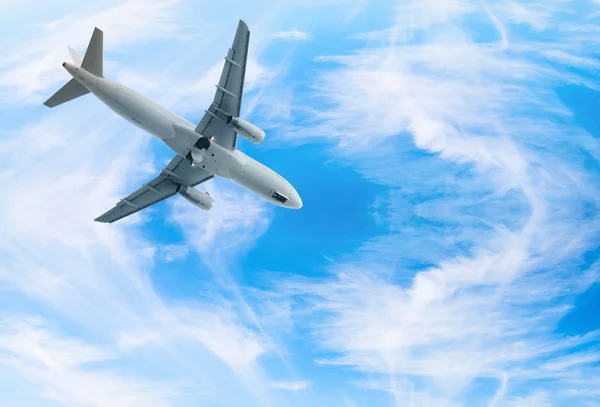 Avião a jato pousando no céu azul — Fotografia de Stock