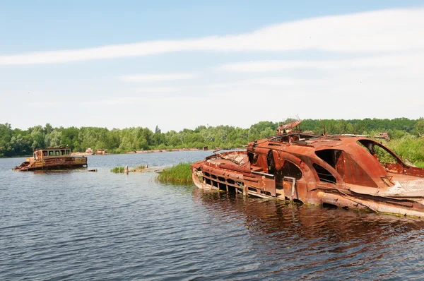 Nave abandonada destrozada en un río — Foto de Stock