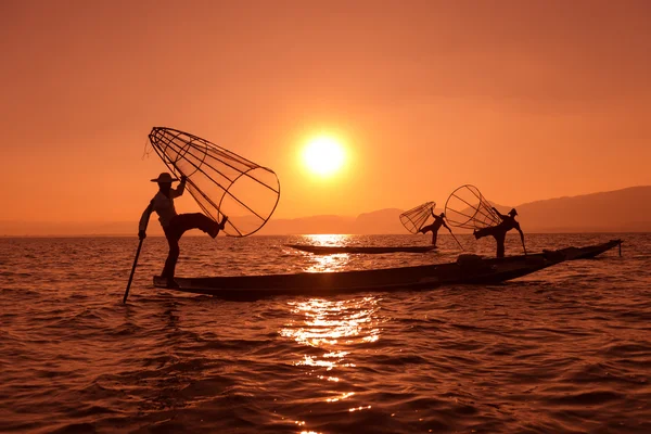 Traditioneller Fischfang mit dem Netz in Burma — Stockfoto