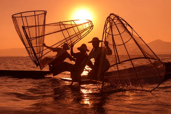 Pêche traditionnelle au filet en Birmanie — Photo