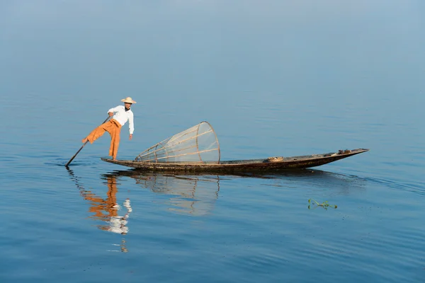 Traditioneller Fischfang mit dem Netz in Burma — Stockfoto