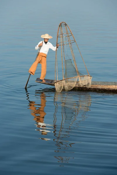 Traditioneller Fischfang mit dem Netz in Burma — Stockfoto