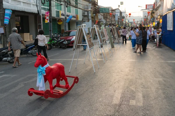 Caminando calle para asiático pueblo festival con caballo — Foto de Stock