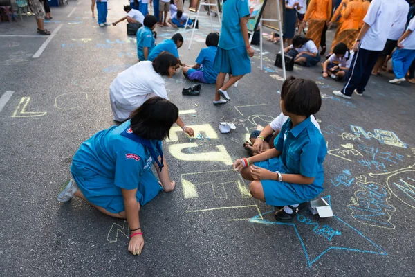 Kids draw by chalk on the central street — Stock Photo, Image