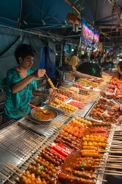 Puesto de comida asiática en la noche, Tailandia — Foto de Stock