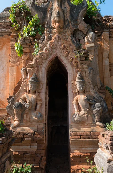 Guardians in ancient Burmese Buddhist pagodas — Stock Photo, Image