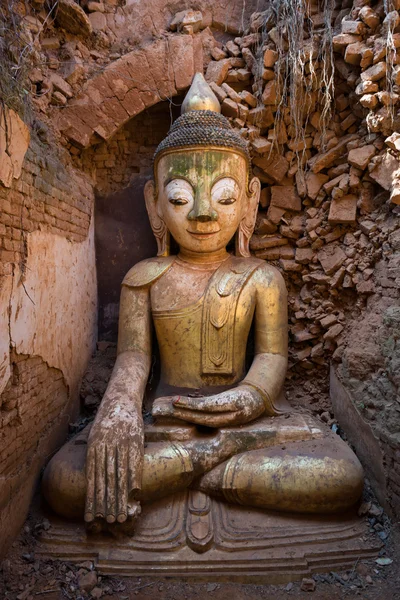 Immagine di Buddha nelle antiche pagode buddiste birmane — Foto Stock