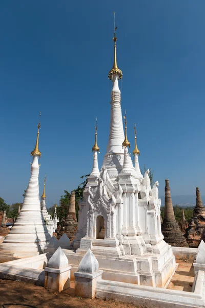 Pagodas budistas birmanas antiguas blancas — Foto de Stock