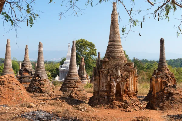 Ruines d'anciennes pagodes bouddhistes birmanes — Photo