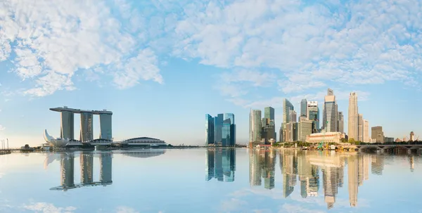 Ciudad moderna horizonte bajo el cielo azul — Foto de Stock