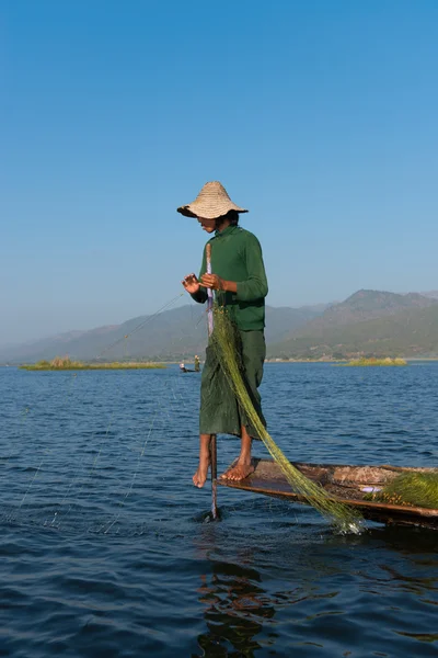 Уникальный стиль гребли на ногах и рыбалка в Бирме — стоковое фото