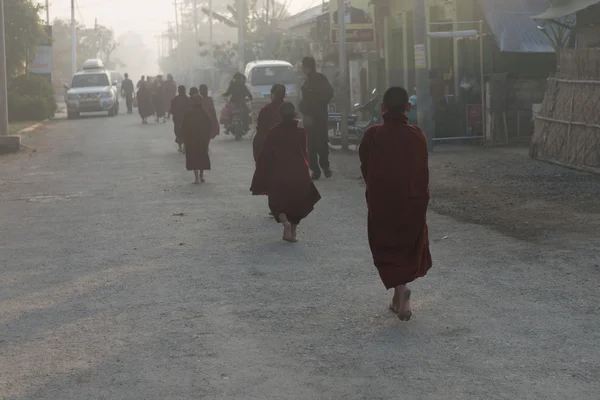 Young monks get food offerings in early morning — Stock Photo, Image