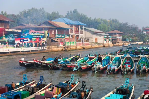 Trä turist båtar på inle lake, myanmar (burma) — Stockfoto