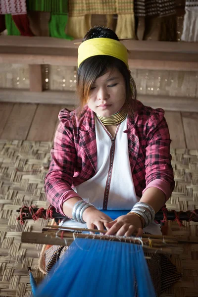 Dlouhým hrdlem Kayan Lahwi ženu tkát na tradiční zařízení — Stock fotografie