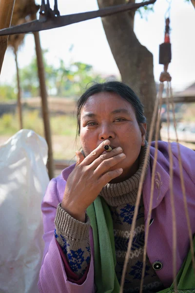 Burmese market woman smoke cheroot cigar — Stock Photo, Image