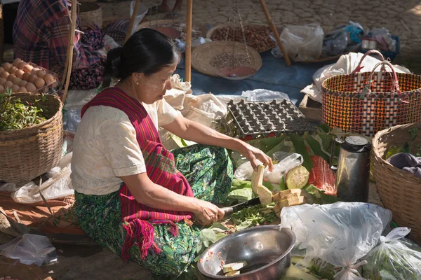 Birmania donna tagliare verdure sul mercato asiatico aperto — Foto Stock