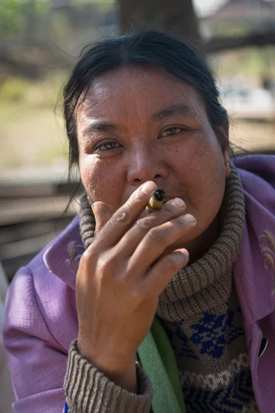 Burmese woman smoke cheroot cigar — Stock Photo, Image