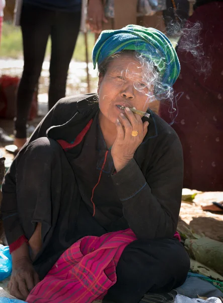 Burmese woman smoke cheroot cigar — Stock Photo, Image