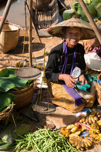 Marché libre traditionnel birman avec légumes — Photo