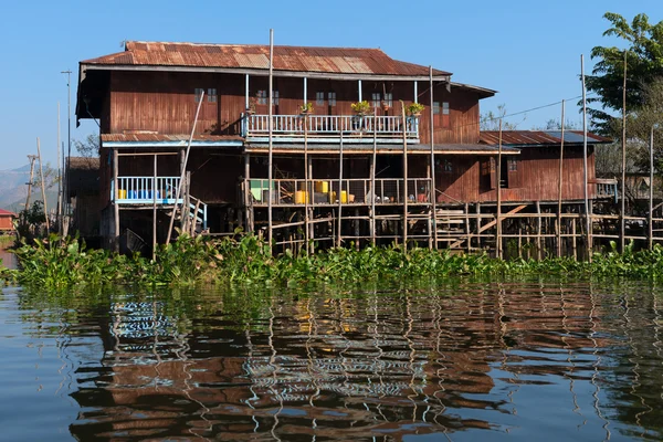 Casa de zancos tradicionales en el agua bajo el cielo azul —  Fotos de Stock