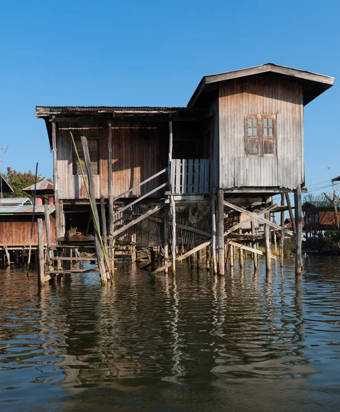 Casa de zancos tradicionales en el agua bajo el cielo azul —  Fotos de Stock