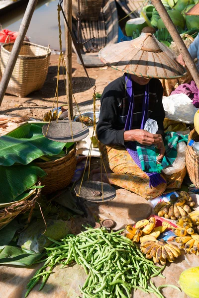 Mercado aberto tradicional birmanês com legumes e frutas — Fotografia de Stock