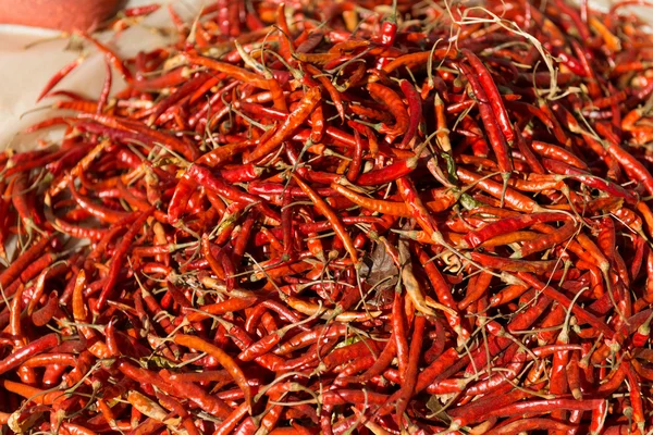 Rode hot chili peppers op de markt — Stockfoto