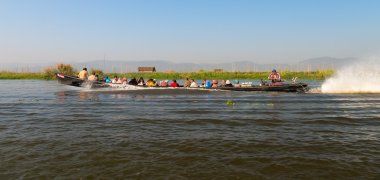 insanlar ulaşım uzun ahşap tekne 
