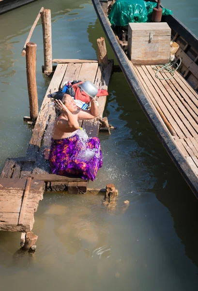 Traditional Burmese washing in lake water — Stock Photo, Image