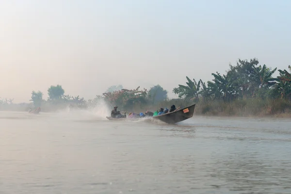 Mensen vervoer houten lange boot — Stockfoto