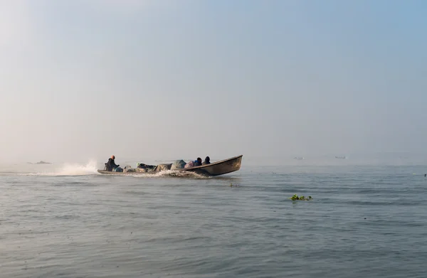 Lidé dopravy dřevěný dlouhý člun — Stock fotografie