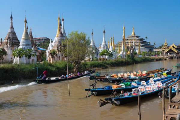 Trä turist båtar och tempel på inle lake, myanmar (burma) — Stockfoto
