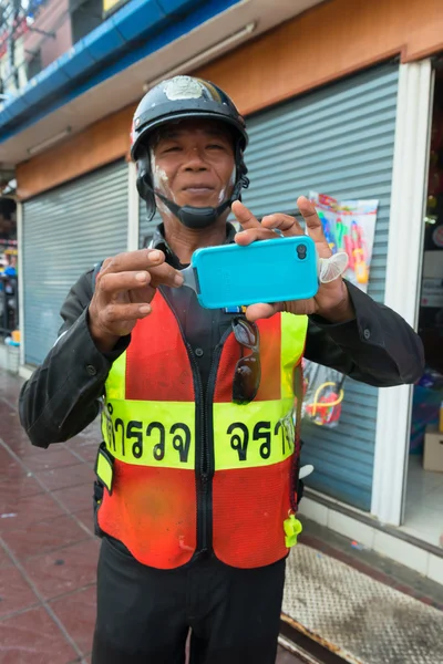 How to safe phone during Songkran Festival, the Thai New Year on — Stock Photo, Image