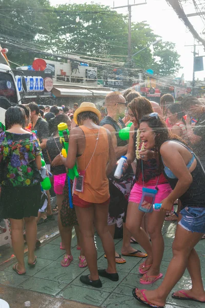 Celebración del Festival de Songkran, el Año Nuevo Tailandés en Phuket —  Fotos de Stock