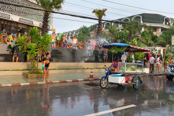Firandet av songkran festival, det thailändska nyåret på phuket — Stockfoto