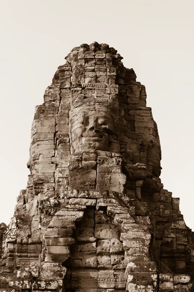 Sten ansikte i gamla bayon temple, angkor i Kambodja — Stockfoto