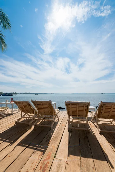 Palms and relaxing sunbeds — Stock Photo, Image