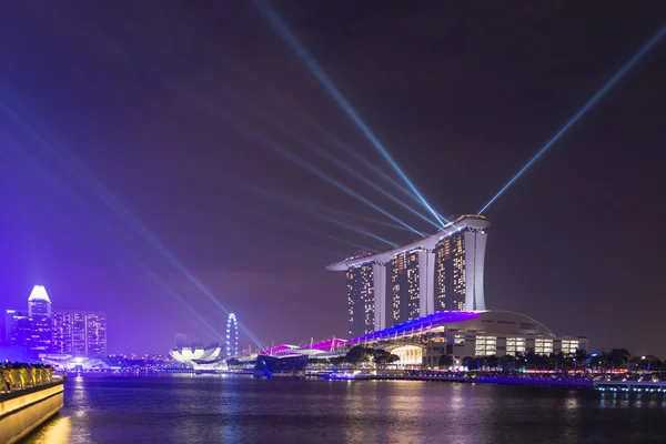 Singapur marina bay sands resort oświetlenie w nocy — Zdjęcie stockowe